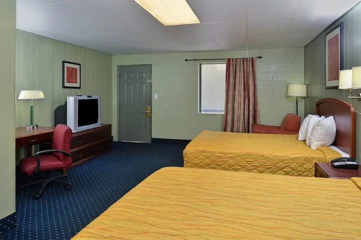 Room 4 of 8