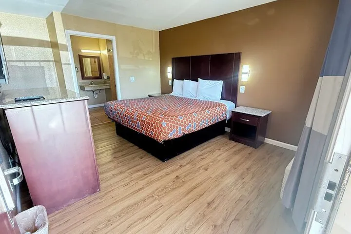 Room 4 of 33