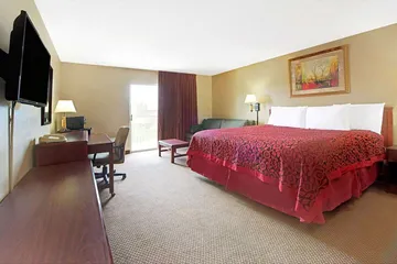 Days Inn and Suites by Wyndham St. Louis / Westport Plaza