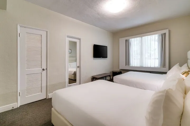 Room 4 of 100