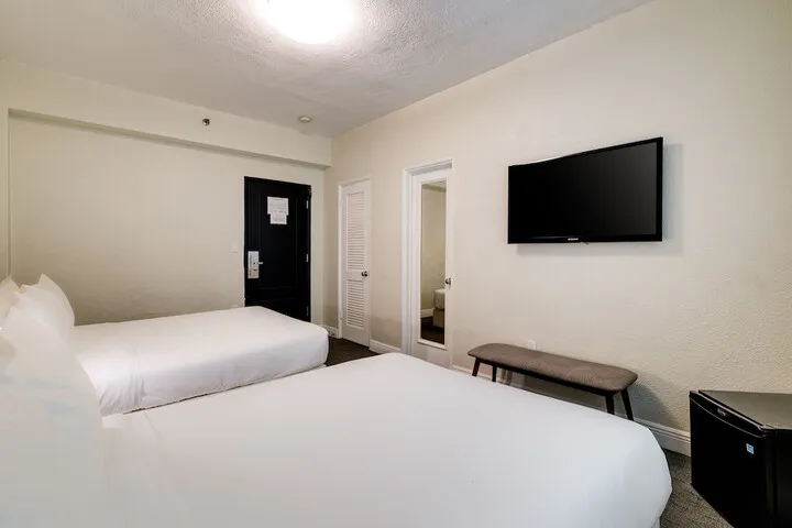 Room 5 of 100
