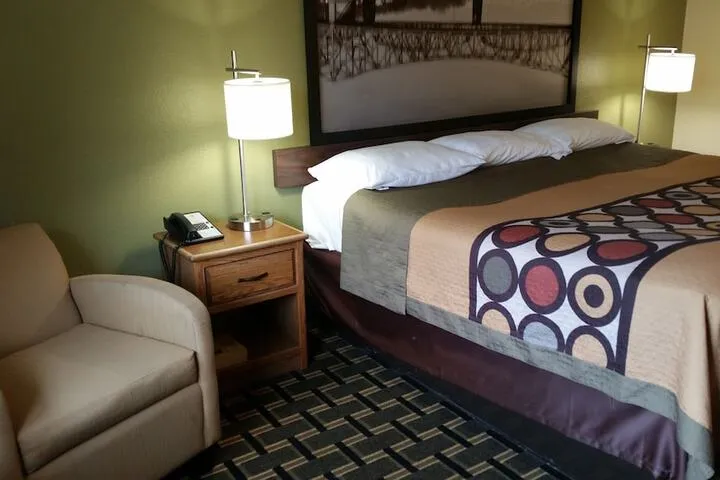 Room 4 of 33