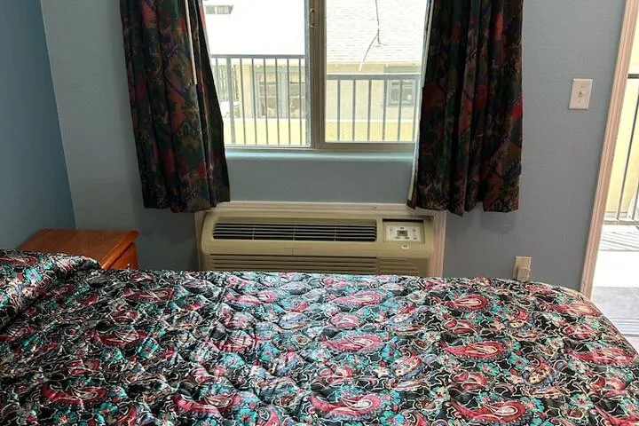 Room 4 of 16