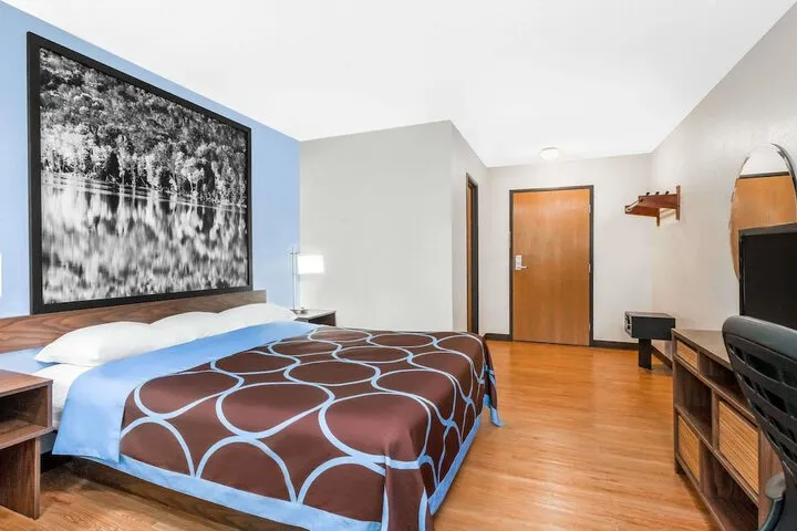 Room 4 of 16