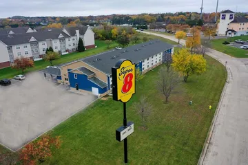 Super 8 by Wyndham Rockford I-90 / Casino District