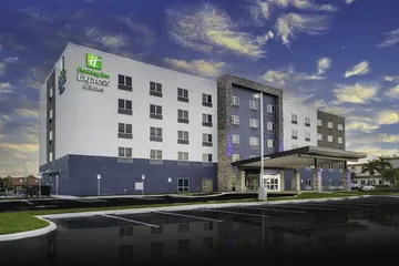 Holiday Inn Express & Suites Fort Myers Airport by IHG