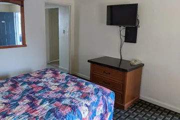 Deluxe Inn