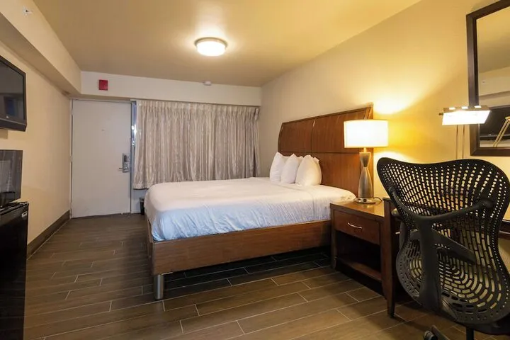 Room 4 of 25