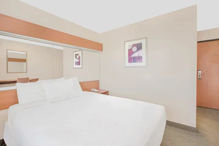 Room 4 of 16