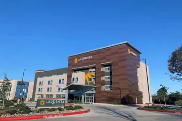 La Quinta Inn & Suites by Wyndham Dallas / Fairpark
