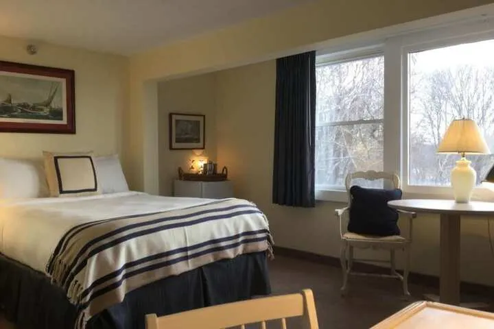 Room 5 of 11