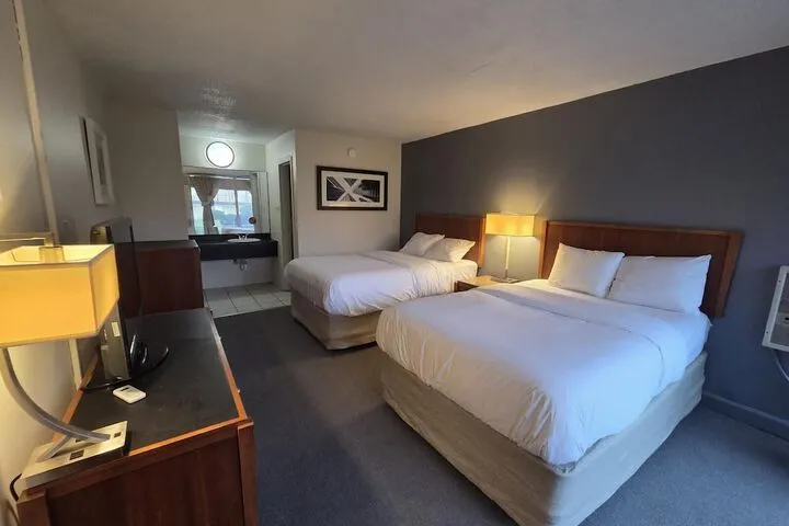 Room 4 of 9
