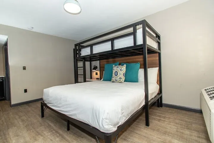 Room 5 of 18