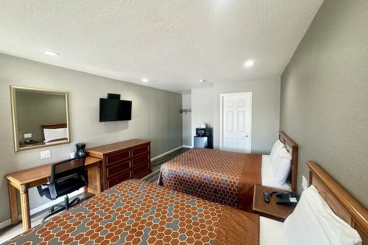 Room 4 of 16