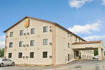 Super 8 by Wyndham Eureka / Six Flags Nearby