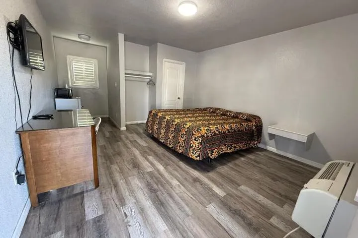 Room 2 of 23
