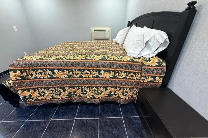Room 3 of 23