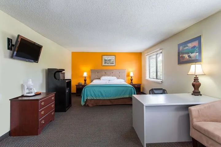 Room 4 of 12