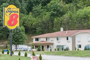 Super 8 by Wyndham Pittsburgh / Monroeville