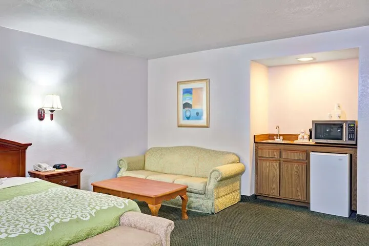 Room 4 of 16