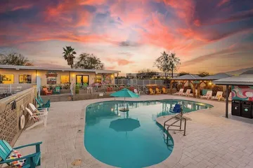 Hotel McCoy Tucson - Art Coffee, Beer, Wine