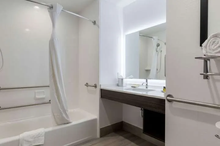 Room 4 of 36