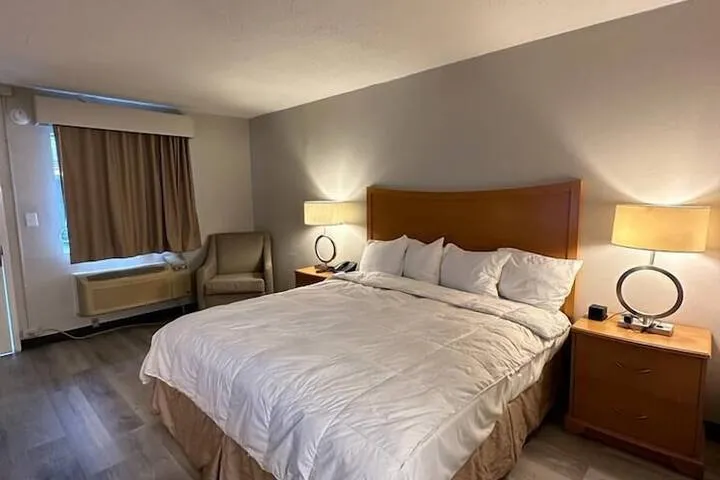 Room 4 of 17