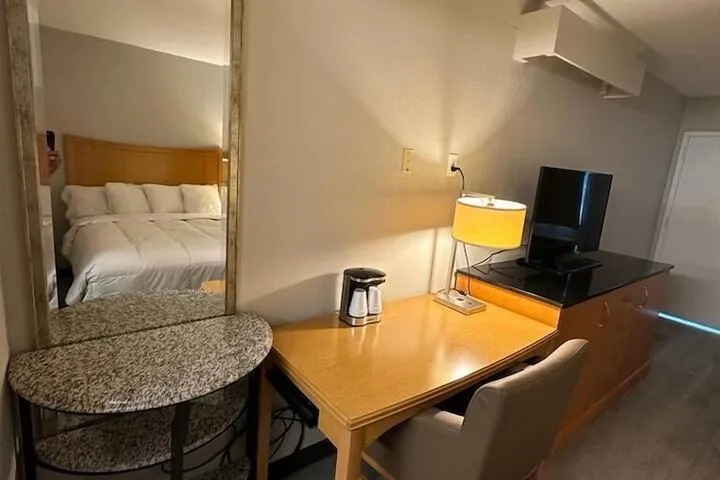 Room 5 of 17