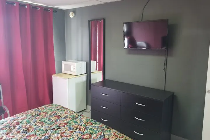 Room 4 of 16
