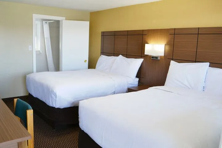 Room 4 of 122
