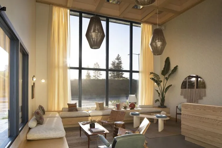 Lobby lounge