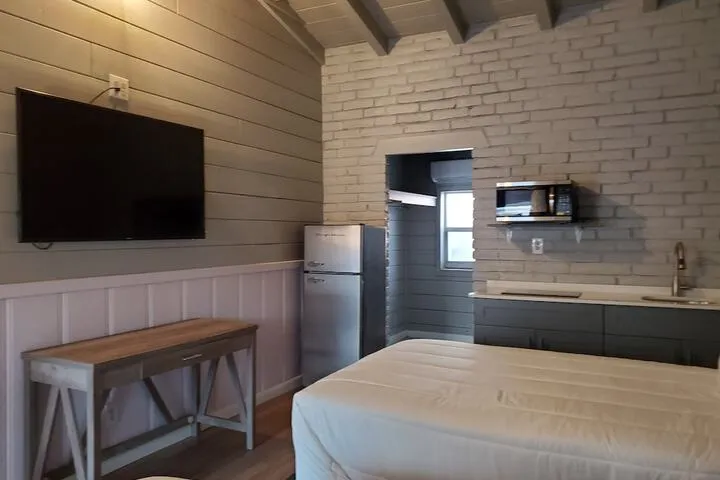 Room 4 of 16