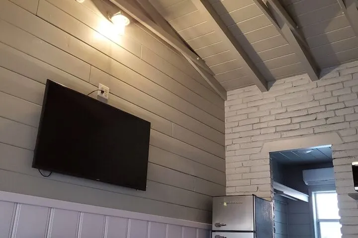 Room 5 of 16