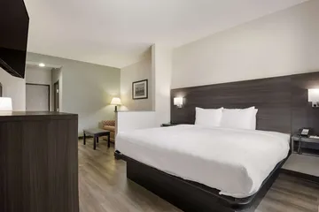 Quality Suites Tulsa I-44