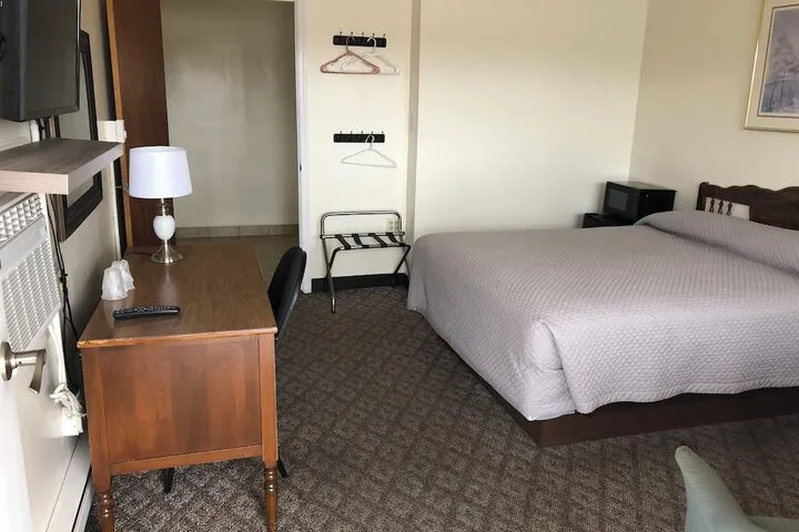 Room 4 of 18