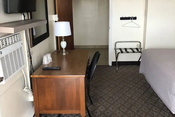 Room 5 of 18