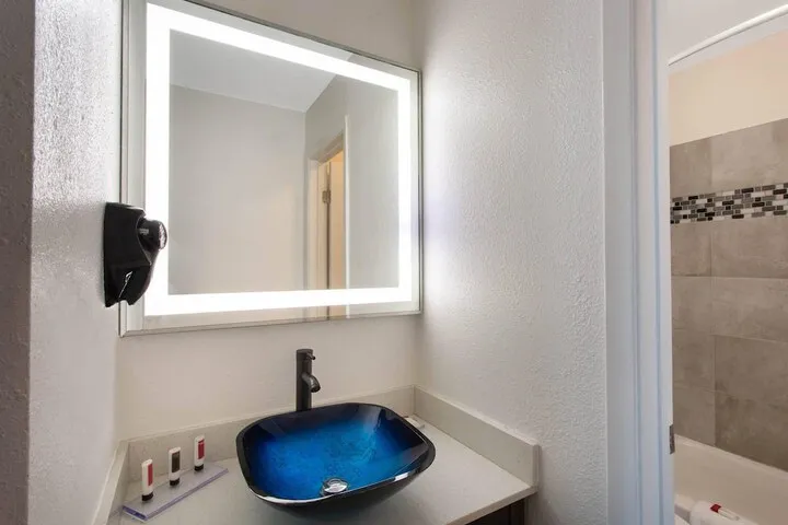 Room 4 of 19