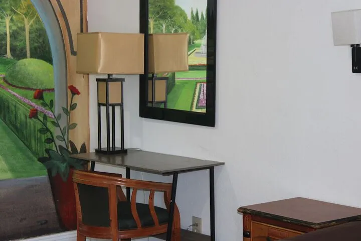 Room 4 of 68