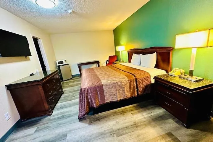 Room 4 of 9