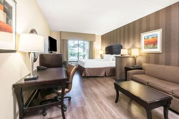 La Quinta Inn & Suites by Wyndham Bel Air / I-95 Exit 77A