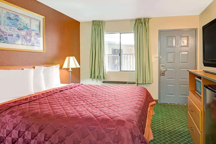 Room 4 of 18