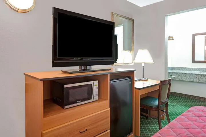 Room 5 of 18
