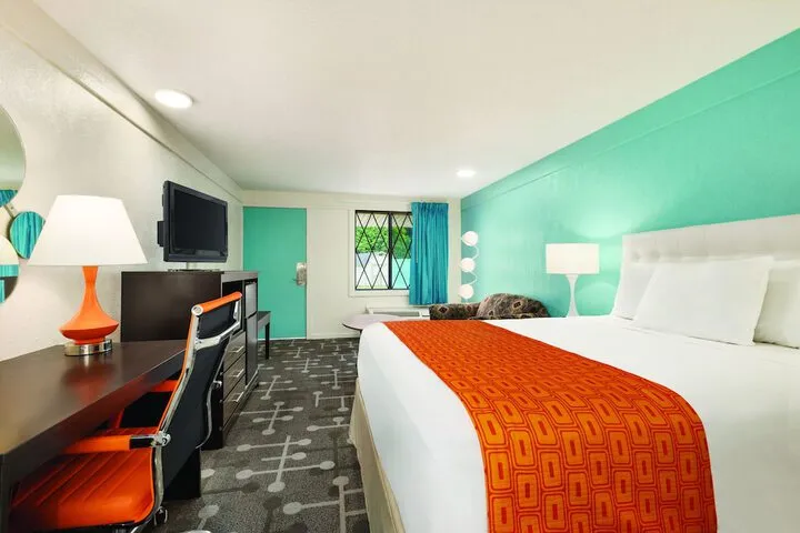 Room 5 of 18