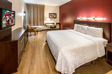 Red Roof Inn PLUS+ Long Island - Garden City