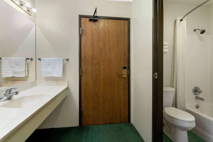 Room 3 of 27