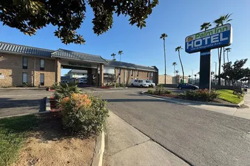 Palm Inn Hotel near Tyler Mall Riverside