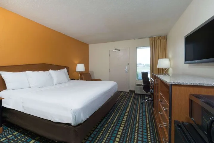 Room 4 of 33