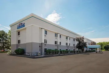 Baymont by Wyndham Detroit Airport / Romulus