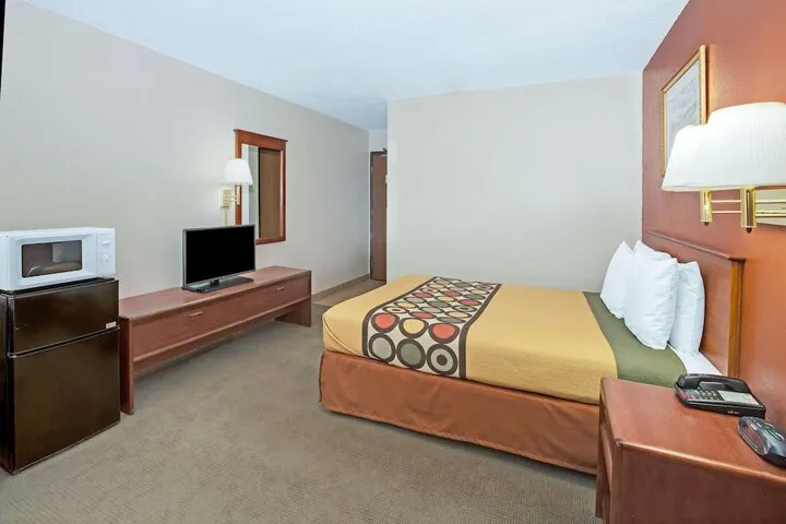 Room 4 of 18