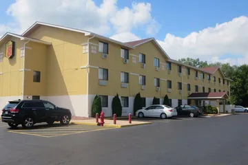 Super 8 by Wyndham Mundelein / Libertyville Area